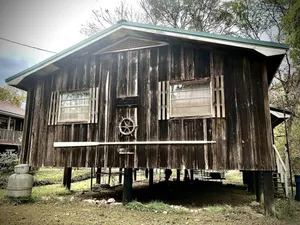 Image of Fascinating Off-Grid River House for an Authentic Escape into Nature on the Alabama River