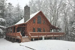 Image of Spectacular Log Cabin Rental near High Bridge Trail State Park in Farmville, Virginia