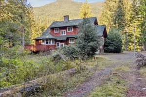 Image of Front Lodge at Rainier Lodge, 1 min drive to Mt Rainier entrance