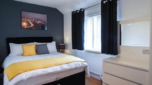 Image of Ur City Pad - The Four Oaks House - 3 Bedrooms - 2 Bathrooms