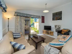 Image of Pet Friendly Cottage in Torquay - Hervey Bay 430m or 5 min walk to dog friendly Shelly Beach