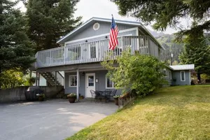 Image of Bears Den Alaska Lodging