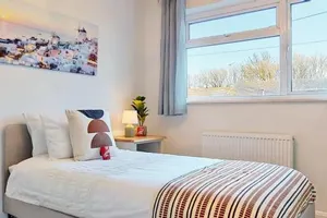 Image of Secluded 4 Bed Detached House with Driveway