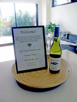 Image of Modern 3 Bedroom Apt With FREE Parking, Netflix, Wifi & Welcome Wine by BnB Pro