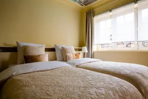 Image of Place To Bee Kamers