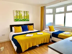 Image of 4 Bedrooms, 3 Baths, Full Kitchen and Lounge, Garden, Free Parking