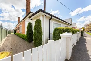 Image of The Edward Townhouse 155 - Steps to Town