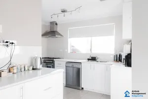 Image of Spacious 5-bed house opposite Golf Course
