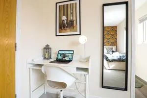 Image of Stylish Canal Side Apartment - City Centre - Free Parking, Balcony, Smart TV, Fast Wifi by Yoko Property