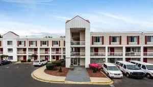 Image of Econo Lodge Inn & Suites Airport
