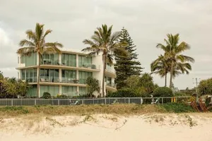 Image of Waves 203 on Currumbin
