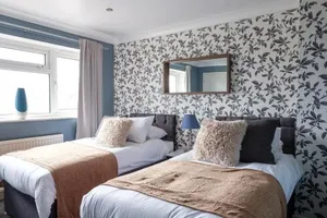 Image of Dickens House- Modern & Elegant 3BR close to Gatwick