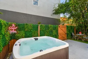 Image of Top Floor Luxury - Views - 5 min to Downtown