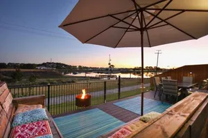 Image of Lakeside Deck House