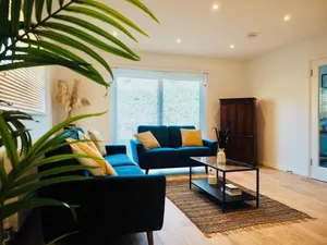 Image of Luxurious Detached Bungalow with Private Parking
