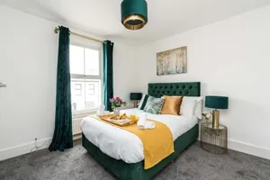 Image of Dressed To Impress 2 bed house in Heart of Croydon Photo ID Required