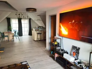 Image of großes offenes Loft oder kleine gemütliche Wohnung mit Balkon