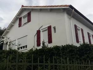 Image of Bel F2 lumineux avec terrasse privée, à 5 min des Thermes et cœur de ville, animaux acceptés - FR-1-451-37