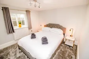 Image of Spacious 2 bed city centre apartment with parking