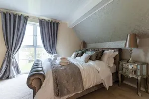 Image of Luxury 3 Bed Home by the Lake