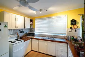 Image of Yellow Cottage - bush and beach