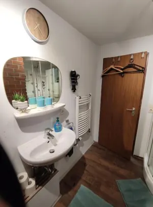 Image of Für Alleinreisende-1 Person- Single Room- Rustikales freistehendes Mini Holzfass zum Schlafen, mit angrenzendem Badezimmer!