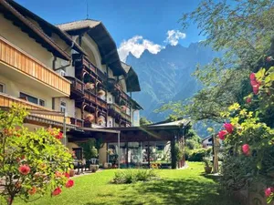 Image of Post-Hotel