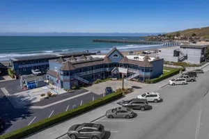 Image of Shoreline Inn...on the beach