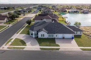 Image of Waterfront Lake House Beach & DT 20 mins Hot Tub