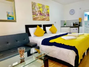 Image of 3 Bedrooms, 3 Baths, Spacious Lounge, Full Kitchen, Garden, Ground Floor, Free Parking