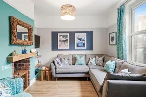 Image of 3-Bedroom Stylish & Spacious Townhouse, Perfect for Groups and Family, Sleeps 6 with Free On-Street Parking Permit, Southsea - WORK CONTRACTORS & SUMMER SPECIAL OFFER AVAILABLE! - by Blue Puffin Stays