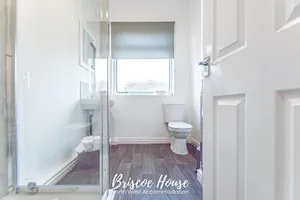 Image of 3BR House in Manchester, Free Wifi, Parking, Ideal for Contractors
