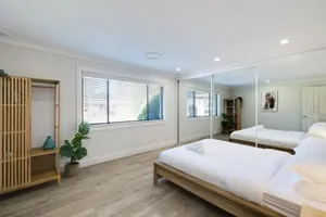 Image of Spacious House with Pool - 5 min walk to Lake