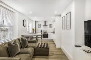 Image of NEW Stunning Plymouth Central Apartment - Sleeps 6