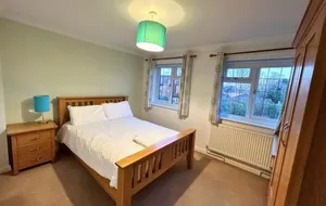 Image of Beautiful 5 Bed 3 Bathroom Detached Family Home 8