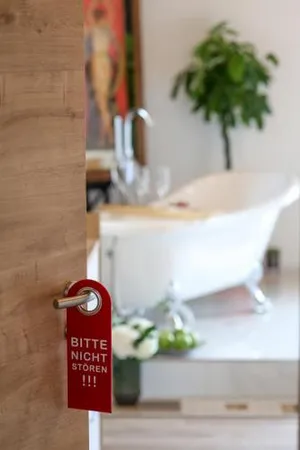 Image of Landhaus Trinis - Gästezimmer - Bad - Bett - Kleine Kaffee - Tee-Theke mit Kühlschrank - Parkplatz