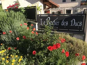 Image of Le Rocher des Ducs, vue sur montagne, abris voitures et motos