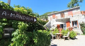 Image of A MANDRIA, appartements avec cuisine 30m2, patio, vue Montagnes et citadelle, 5 minutes à pied du centre ville et des rivières