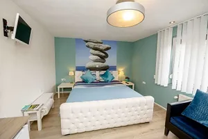 Image of B & B M 3