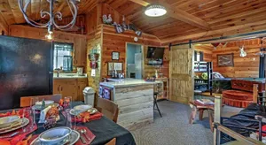 Image of Cozy Pinetop Cabin w/Patio in Woodland Lake Park