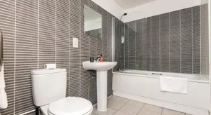 Image of Beautiful Central 2 Bed Apt - L1's Doorstep