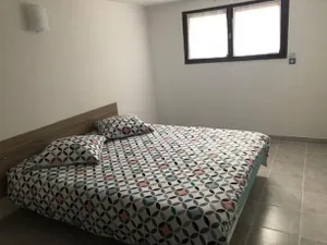 Image of Appartement donnant sur jardin avec terrasse.