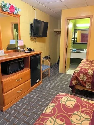Image of Sleep-ees Inn, Saginaw & Frankenmuth