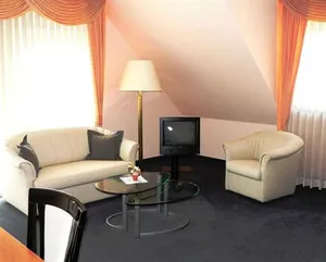 Image of ZUR LINDE