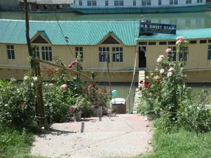 Image of Houseboat Sweet Star