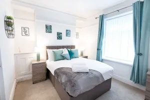Image of Working in Swansea, 4 Bedrooms, Parking