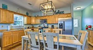 Image of Charming Coastal Cottage Walk to Beach & Dwtn
