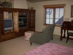 Image of Discovery 374 3 Br cabin by RedAwning