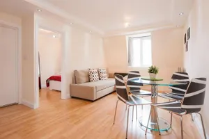 Image of King's Cross & Angel Area, 4 Bedrooms Home with 7 beds & Private Rooftop - Walk to St Pancras International