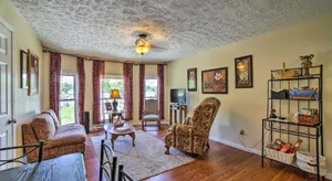 Image of Explore Lake Erie and Strip From Quaint Apartment!